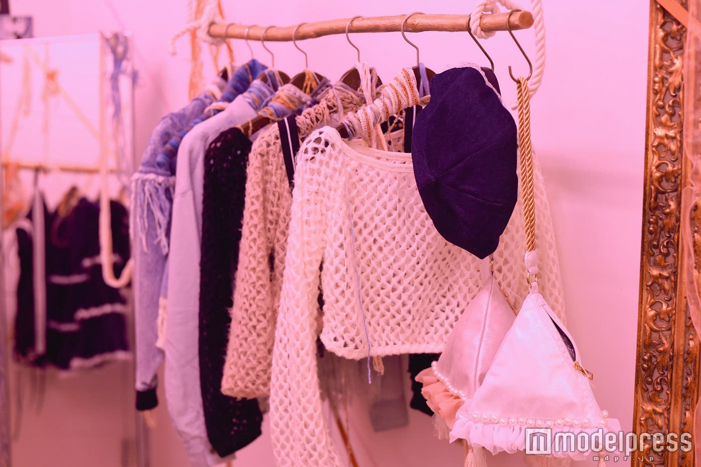 ダークファンタジーな世界観(C)モデルプレス