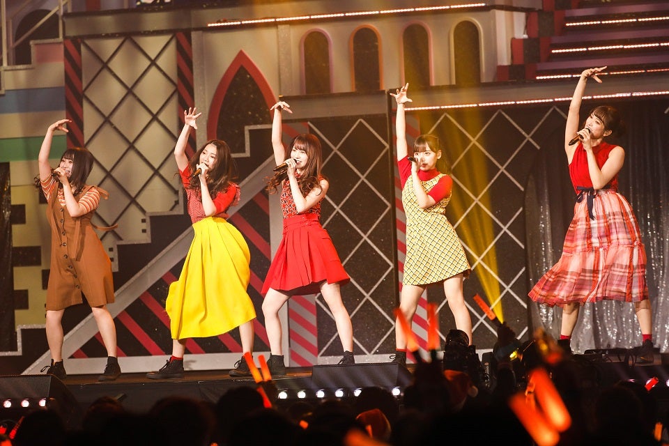 潮紗理菜、高本彩花、加藤史帆、齊藤京子、佐々木久美／「けやき坂46 ひらがなくりすます2018」（カメラマン：上山陽介）