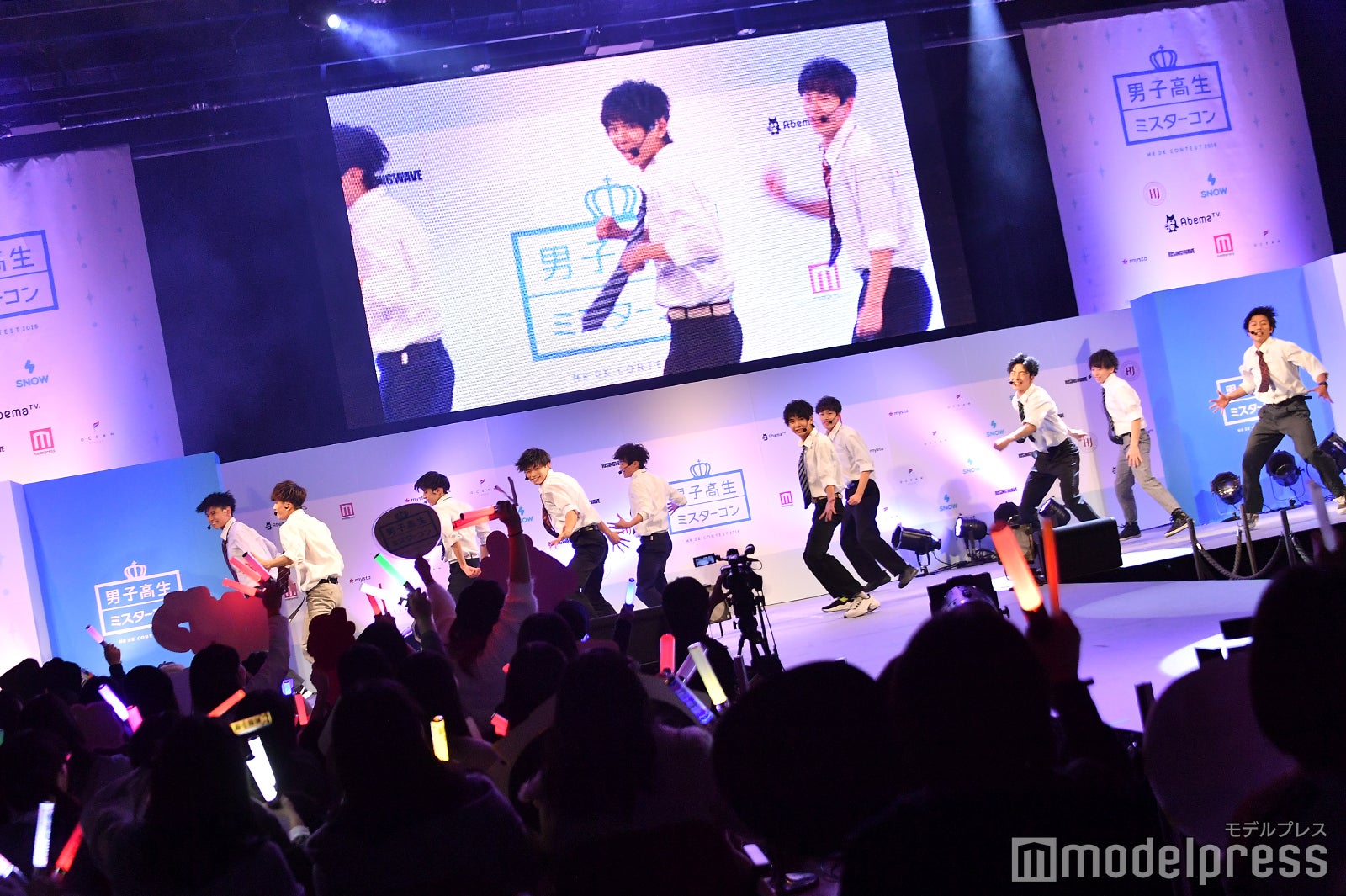 パフォーマンスの様子 （C）モデルプレス