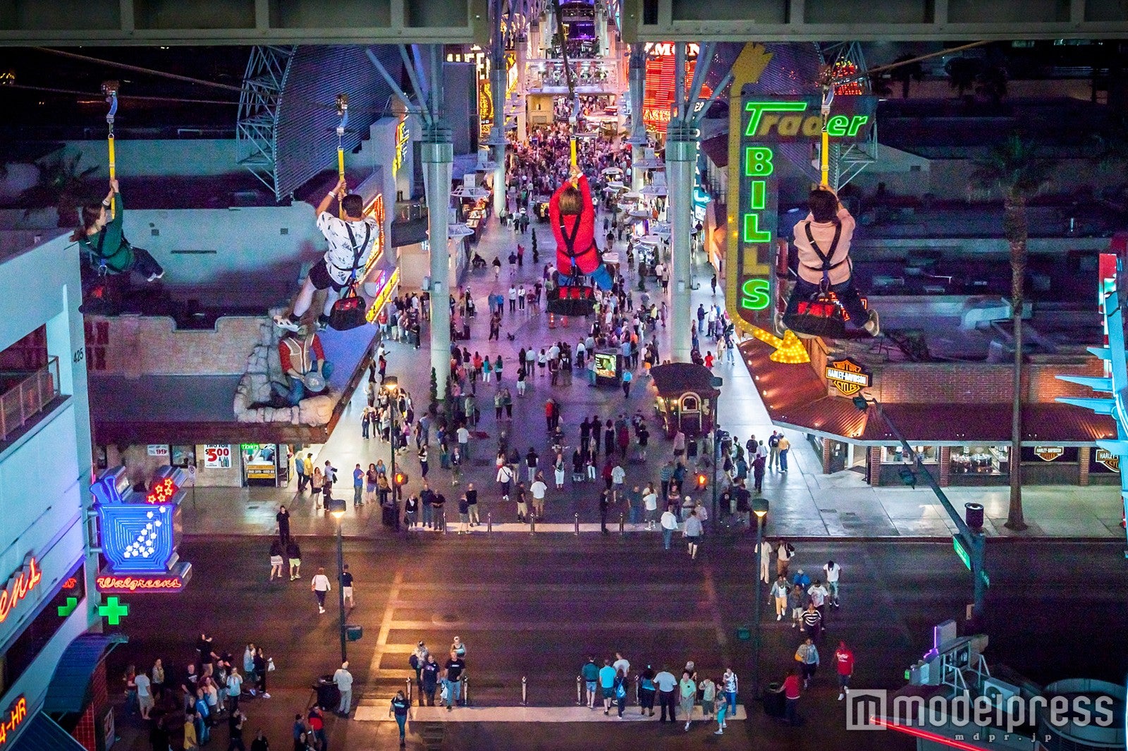 座り姿勢のバージョンも（C）Slotzilla