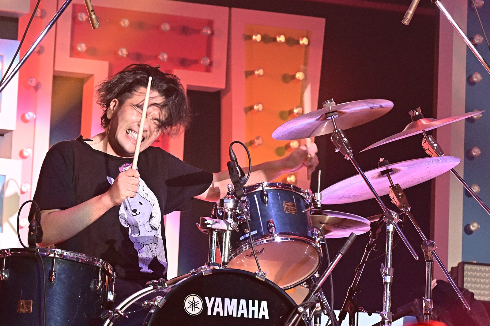 盛山魂のドラムプレイにリリー絶賛「あとでディープキスしたい」（C）TBS