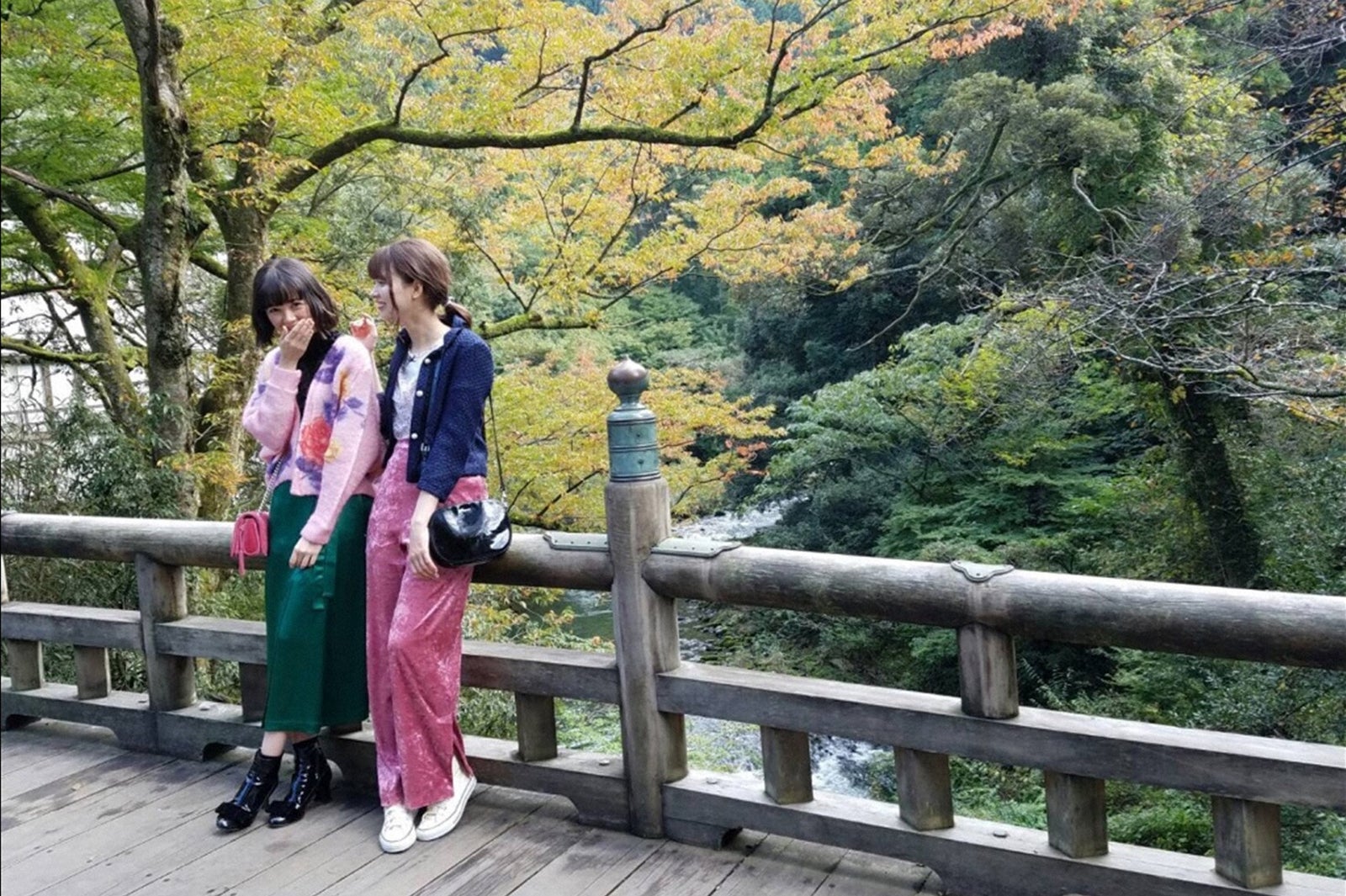 （左から）玉城ティナ、八木アリサ（C）TBS