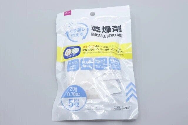 ダイソーのくり返し使える乾燥剤（20g×5個）のパッケージ