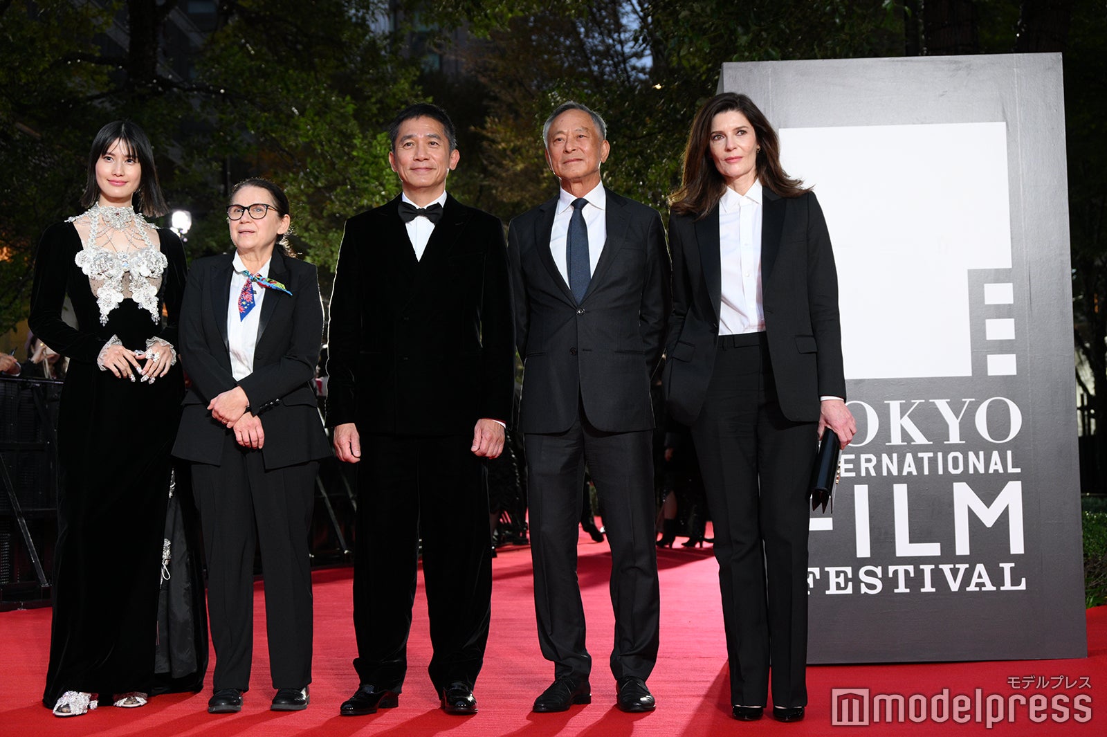 橋本愛、エニェディ・イルディコー、トニー・レオン、ジョニー・トー、キアラ・マストロヤンニ「第37回東京国際映画祭（TIFF）」オープニングイベントレッドカーペットの様子（C）モデルプレス