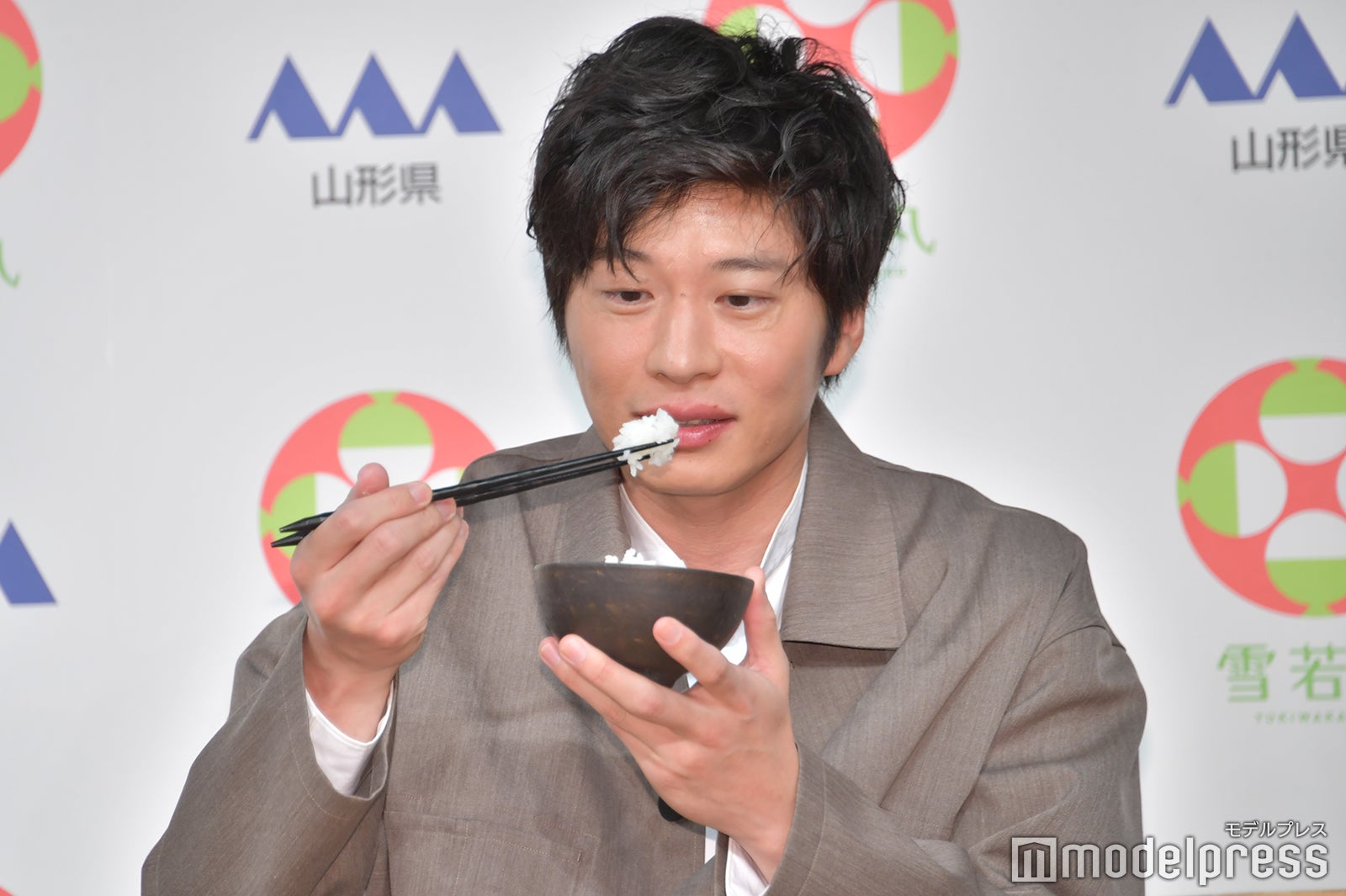 新米の粒立ちに感動する田中圭（C）モデルプレス