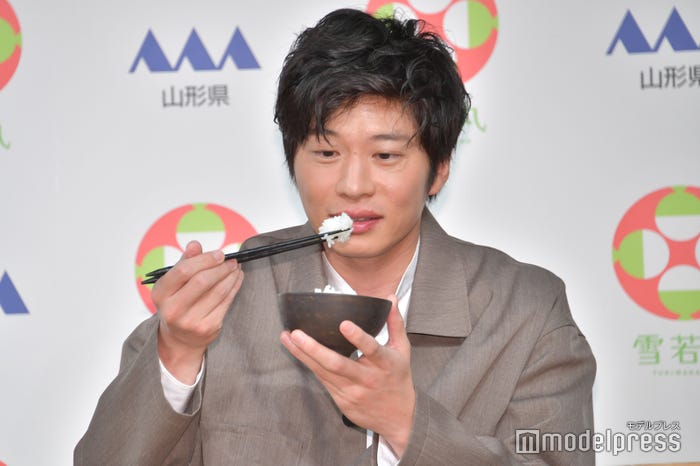 新米の粒立ちに感動する田中圭(C)モデルプレス