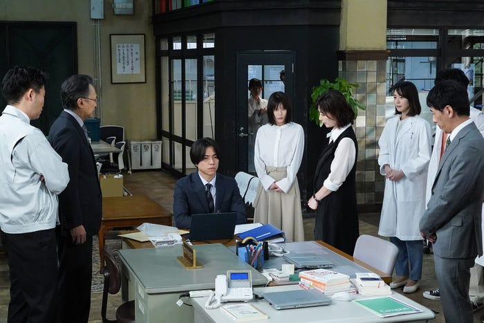 重岡大毅、芳根京子、常盤貴子、朝倉あき、野間口徹ら/「それってパクリじゃないですか?」第3話より(C)日本テレビ