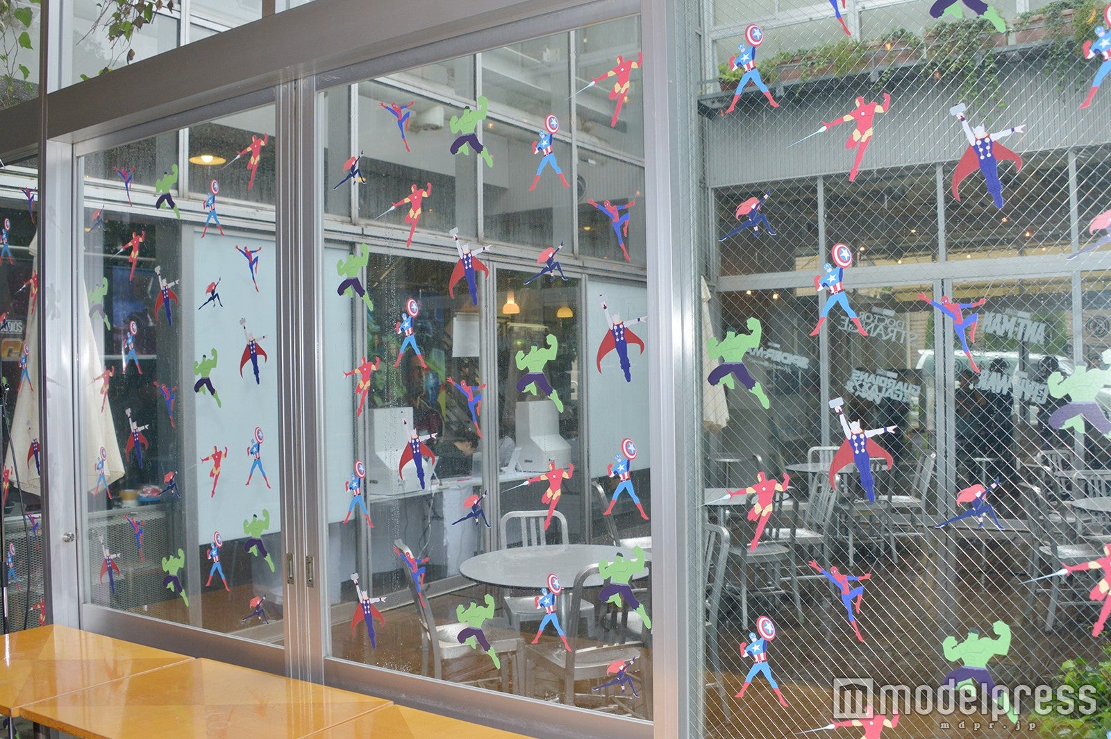 カフェの窓には各キャラクターのシールが散りばめられている（C）モデルプレス