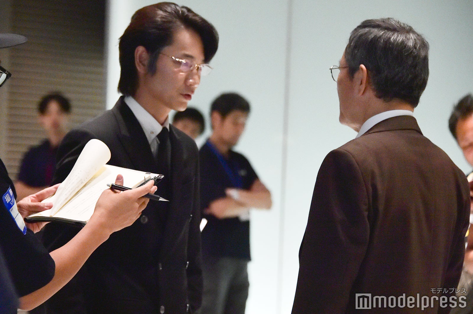 ラストシーンのテスト中の様子／綾野剛、小林薫（C）モデルプレス