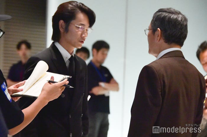 ラストシーンのテスト中の様子/綾野剛、小林薫(C)モデルプレス