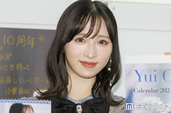 AKB48小栗有以、美脚際立つミニスカ衣装ショット公開「脚長すぎて二度見」「完璧なスタイル」と反響