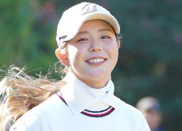 「優勝」「一番」「拍手」の絵文字で妹・鈴の初優勝を祝福 吉田優利が2ショ投稿 ツアー史上4組目の姉妹V