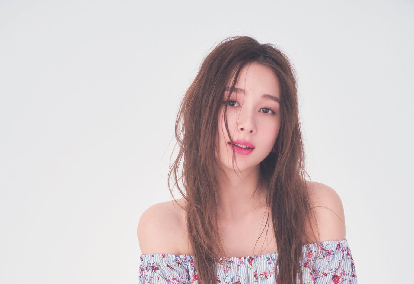 “テラハNo.1美女”Niki（丹羽仁希）「JELLY」初の快挙 肌見せが色っぽい