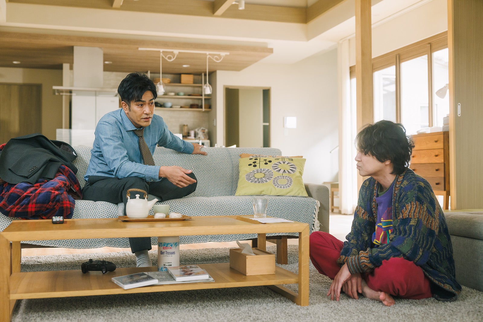 北村一輝、吉岡秀隆「コタツがない家」第7話より（C）日本テレビ