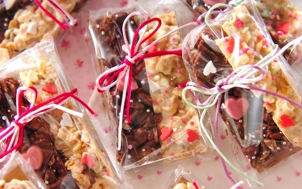 ザクザク食感がくせに！　好みのデコレーションができる「シリアルチョコバー」