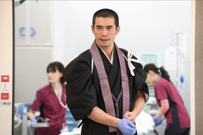 伊藤英明/「病室で念仏を唱えないでください」第1話より(C)TBS