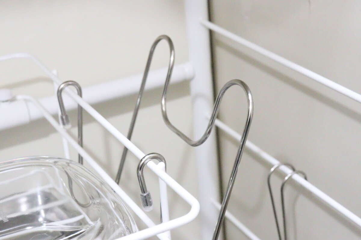 セリア ステンレス水切りラック用鍋ふたホルダー セリアのステンレス水切りラック用鍋ふたホルダーの設置例