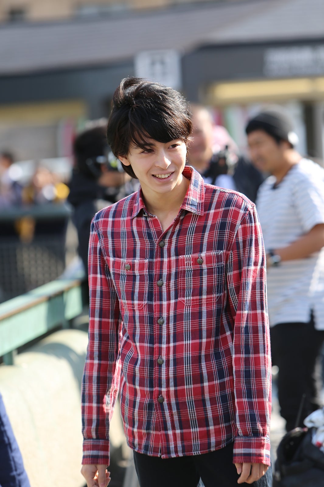 高杉真宙／映画「逆光の頃」オフショット（撮影・徳間書店）