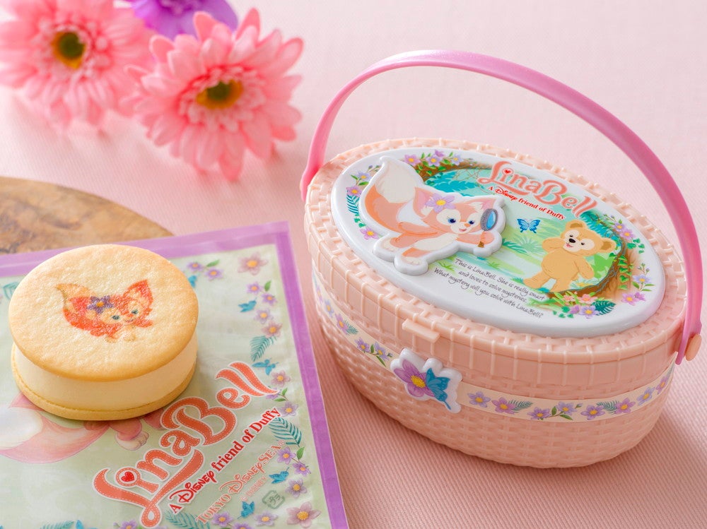 クッキーサンド（チーズクリーム）、スーベニアケース付き¥1,370（C）Disney