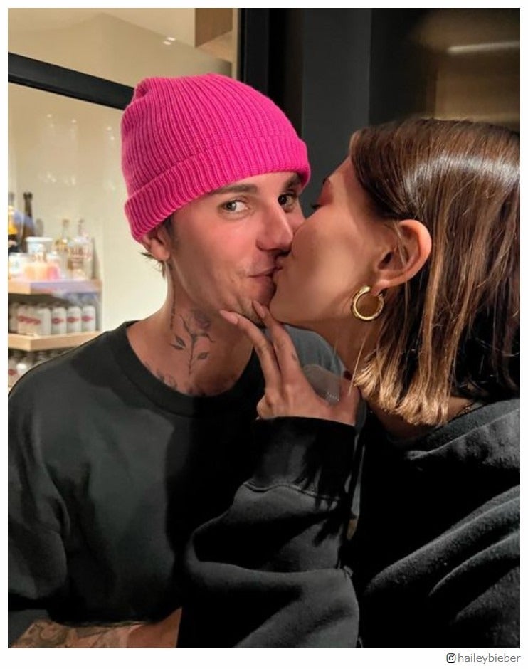 ジャスティン・ビーバー、妻・ヘイリーと熱烈キス＆バックハグ 密着2ショットでジャスティンの誕生日祝福