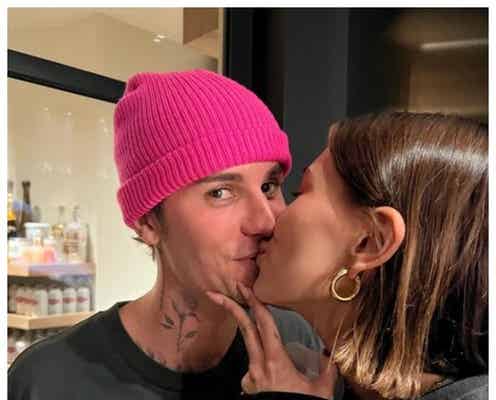 ジャスティン・ビーバー、妻・ヘイリーと熱烈キス&バックハグ 密着2ショットでジャスティンの誕生日祝福