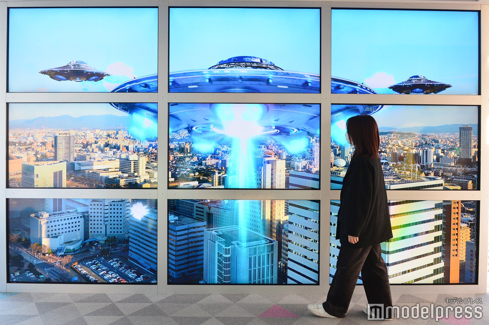 実際の街並みに仮想現実の映像を投影（C）モデルプレス