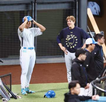日本ハム 万波にオリックス・九里が謝罪 前日の試合で死球→一夜明けて和やかムードに レイエスもニッコリ対応
