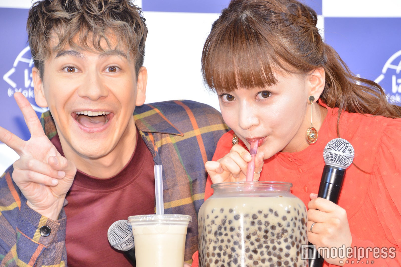 JOYと、プレゼントされた巨大タピオカを飲むわたなべ麻衣（C）モデルプレス