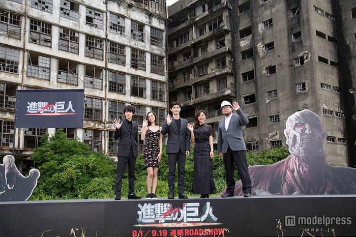 (左から)本郷奏多、水原希子、三浦春馬、石原さとみ、樋口真嗣監督(C)2015 映画「進撃の巨人」製作委員会 (C)諫山創/講談社