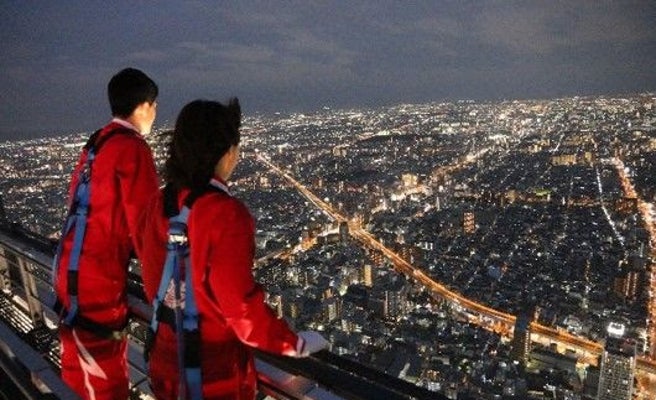 美しい夜景とスリルに震える あべのハルカス 断崖絶壁アトラクションで夜間営業開始 女子旅プレス 美しい夜景とスリルに震える あべのハルカス 断崖絶壁アトラクションで夜間営業開始 女子旅プレス