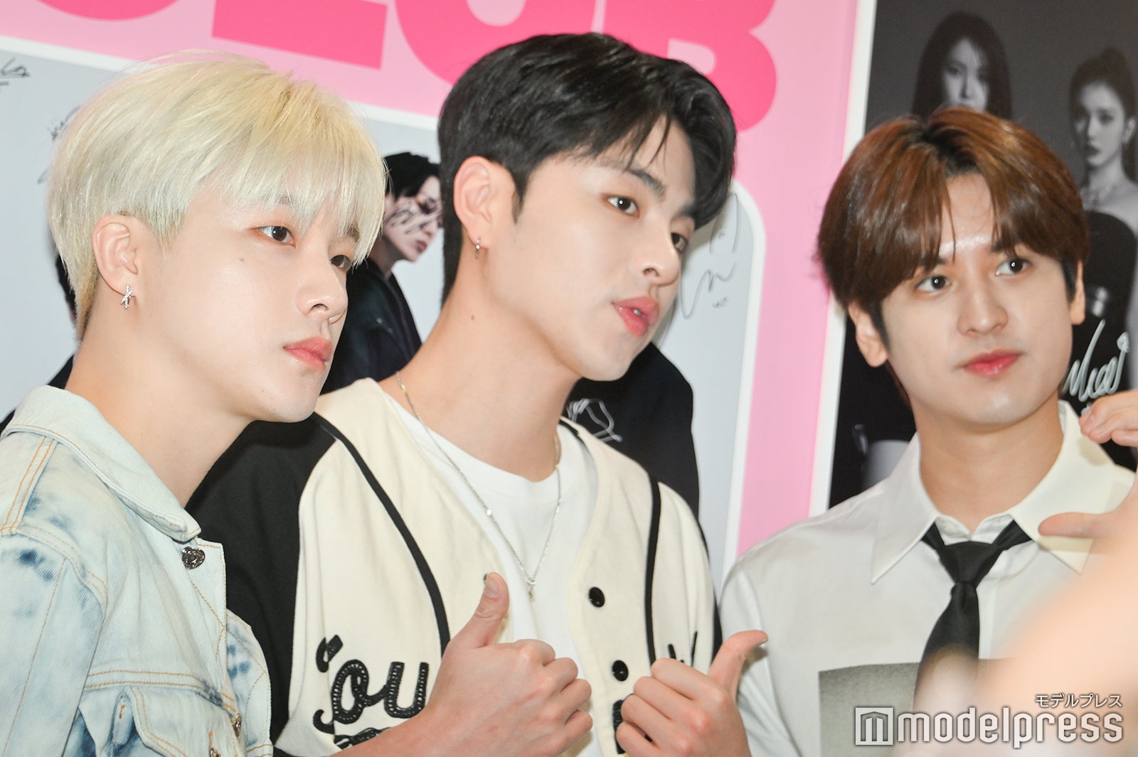 写真撮影するiKON（C）モデルプレス