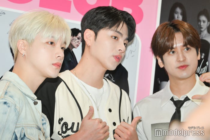 写真撮影するiKON(C)モデルプレス