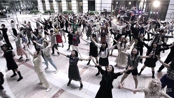 Thinking Dogs『世界は終わらない Dance ver.』より