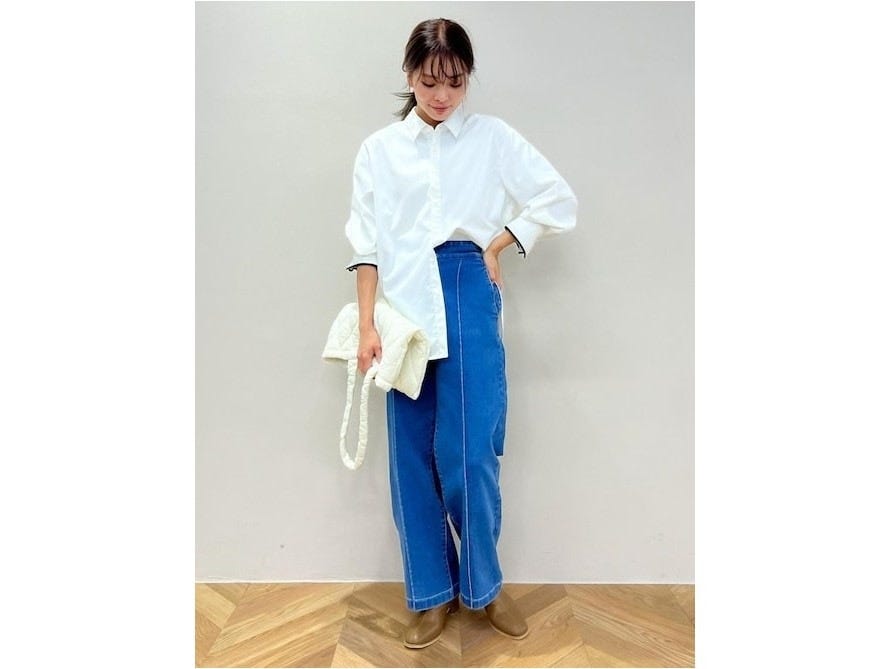 爽やかな白シャツ&ブルーデニムの組み合わせにブラウンは相性よし 出典:WEAR