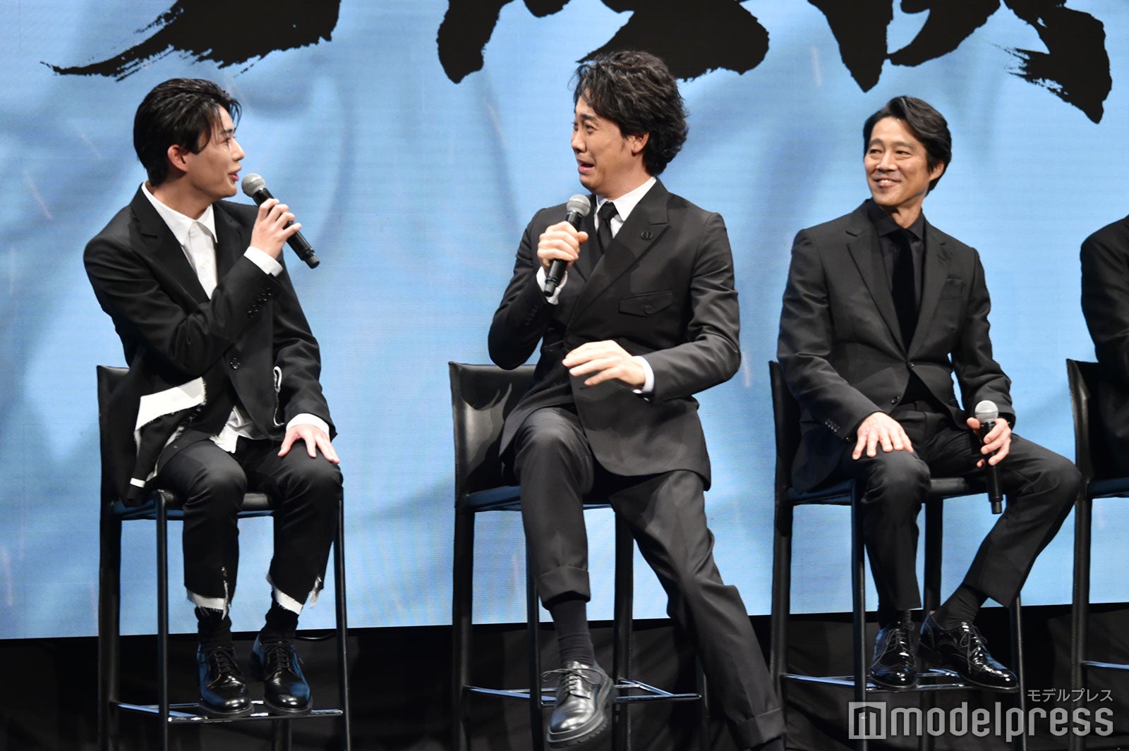 想像以上の大爆発に驚きを隠せない様子の長尾謙杜と大泉洋、笑って話を聞く堤真一（C）モデルプレス