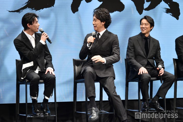 想像以上の大爆発に驚きを隠せない様子の長尾謙杜と大泉洋、笑って話を聞く堤真一(C)モデルプレス