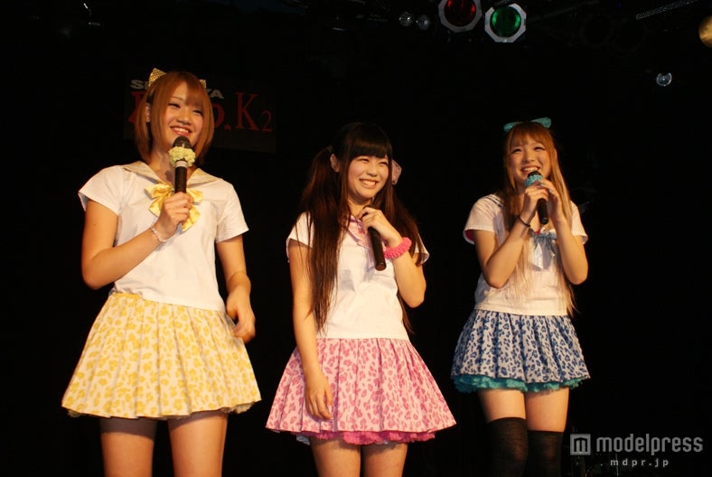 キュートなセーラー服衣装で登場したGALDOLL（左から：坂井樹乃、西永嶺花、江崎奈々帆）