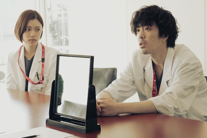 杉咲花、若葉竜也「アンメット ある脳外科医の日記」第1話より(C)カンテレ