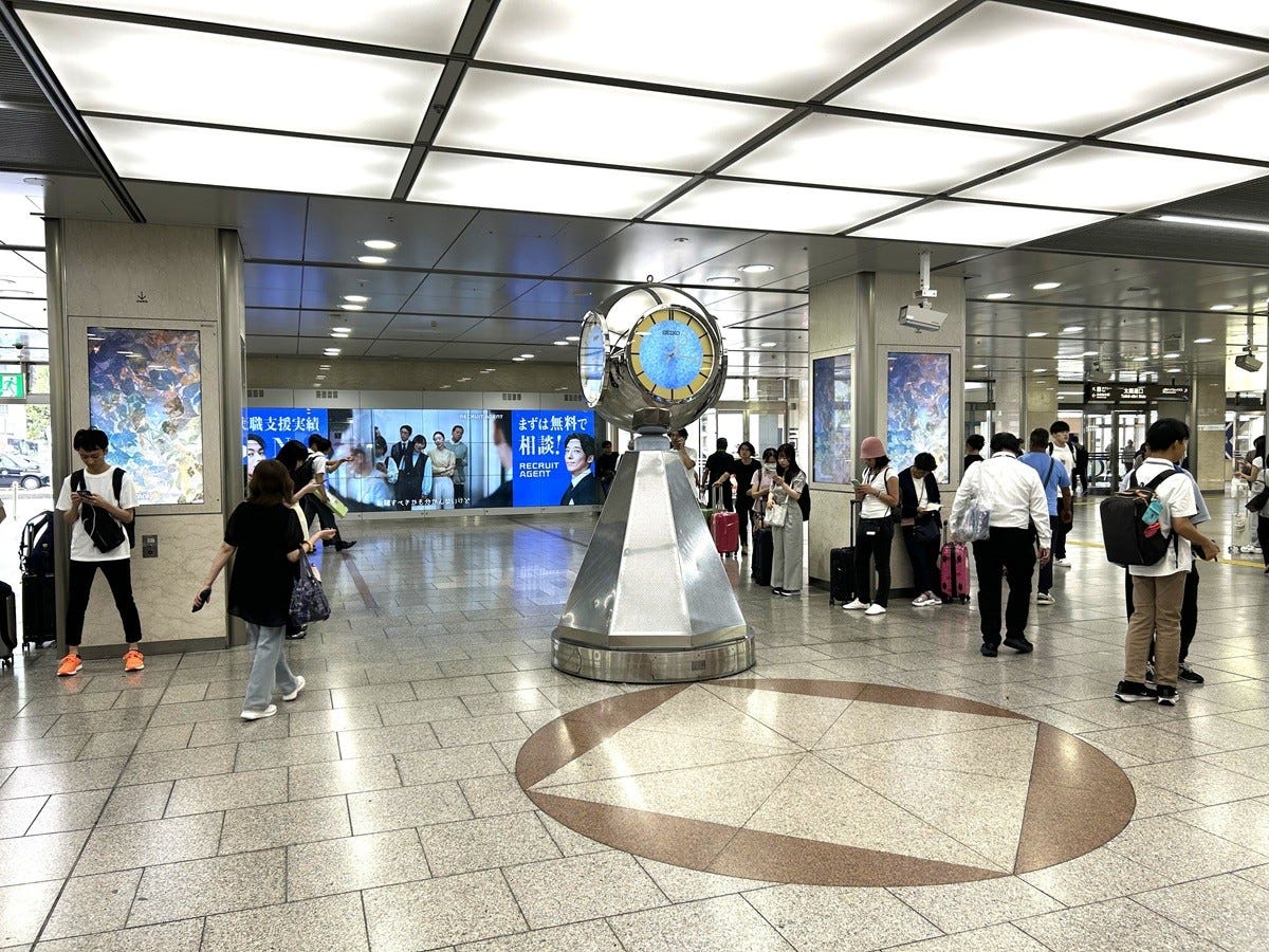太閤通口の内側にある銀の時計。新幹線改札の北口・南口の真ん中にあり非常に分かりやすい。ただし桜通口の「金の時計」と間違えるのは「名古屋あるある」なので、金か銀のどちらか事前にしっかり確認を ※画像：筆者撮影