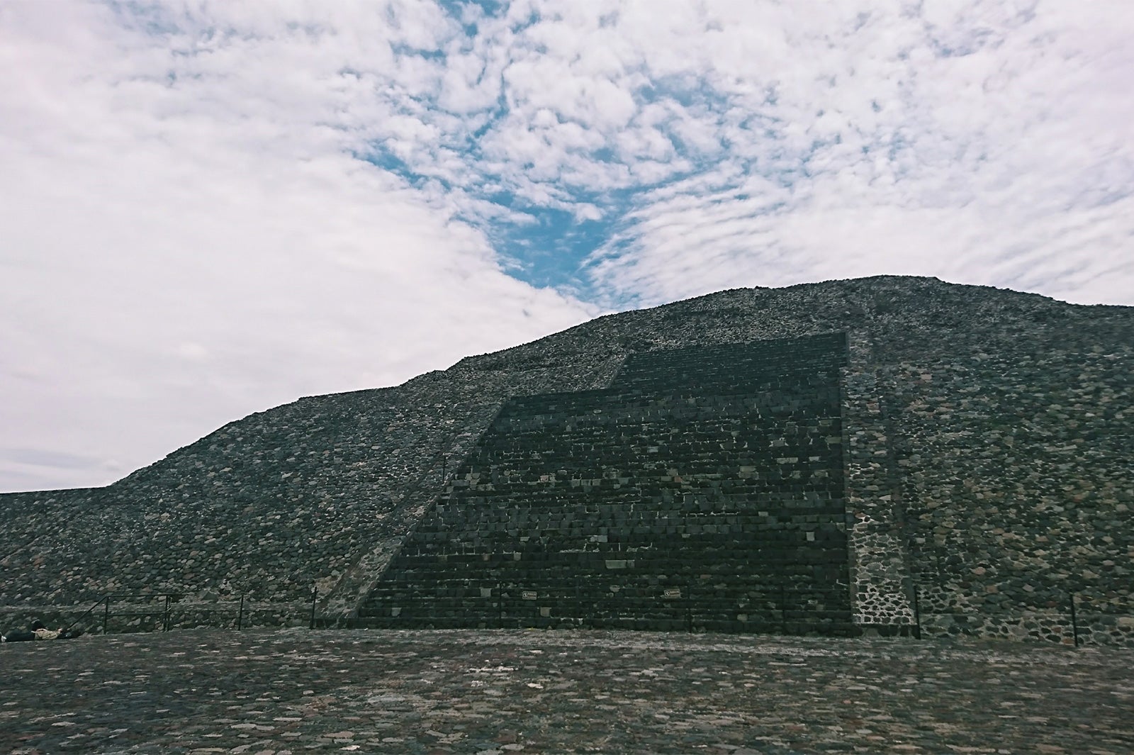 月のピラミッド／画像提供：所属事務所