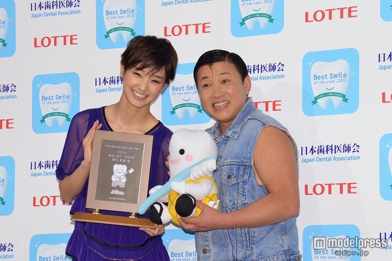 剛力彩芽、4冠達成「ベストスマイル・オブ・ザ・イヤー」受賞