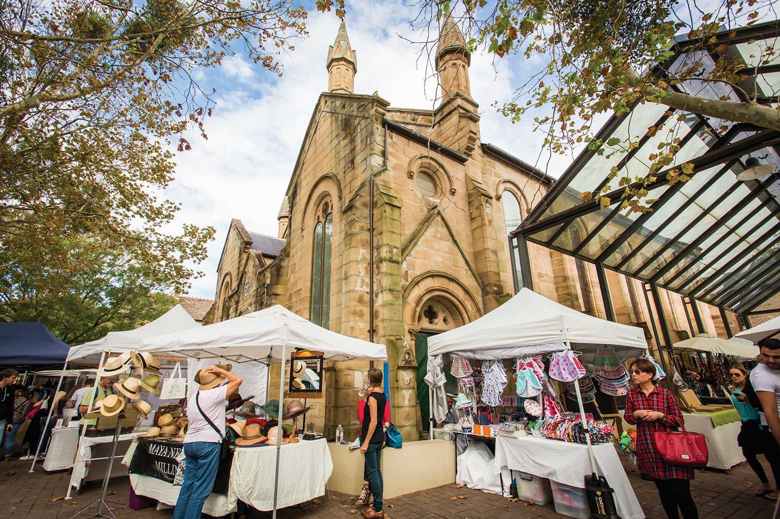 教会の敷地内で開催されるパディントン・マーケット／オージーファッションの露店やアクセサリー、オーガニックフードの屋台が150以上も並び大盛況／Destination NSW