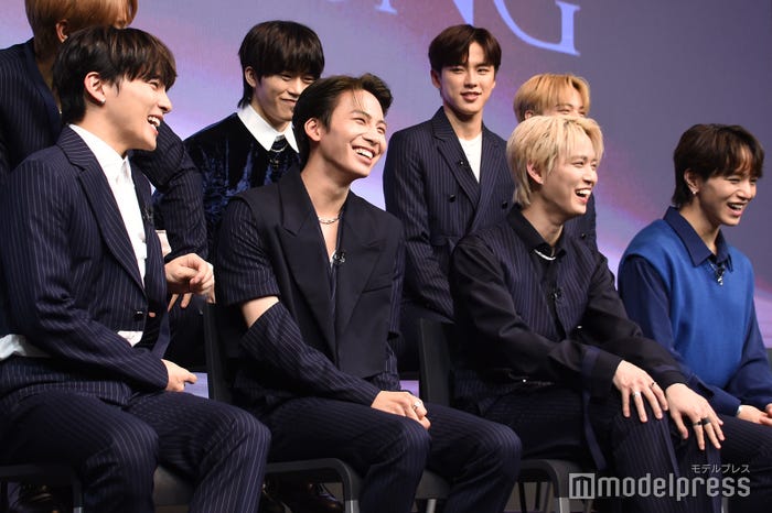 ボケ合って笑うメンバー (C)モデルプレス