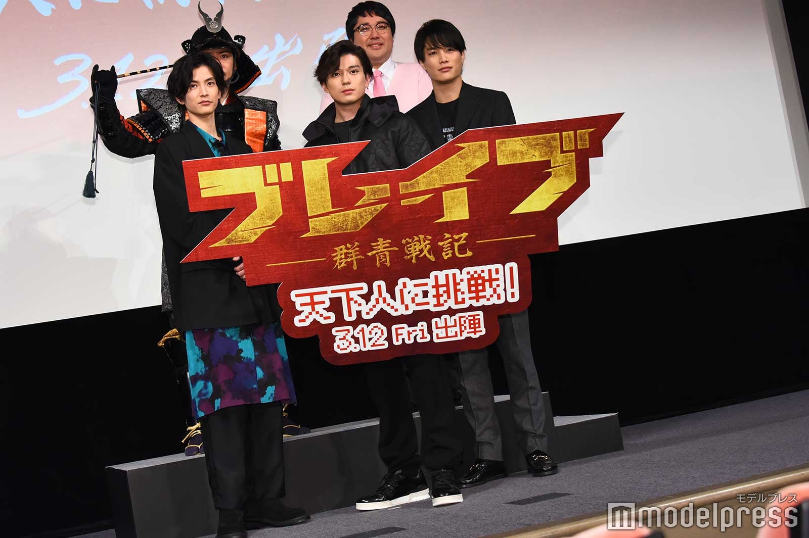 （前列左から）渡邊圭祐、 新田真剣佑、鈴木伸之（後列左から）マヂカルラブリー野田クリスタル、村上 （C）モデルプレス