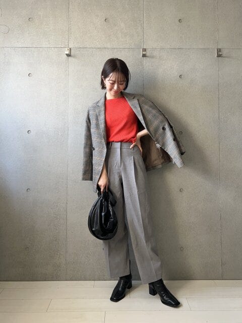 レザータッチランドバッグをキレイめパンツスタイルに合わせ