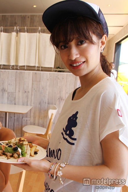 海の家で1日店長を務めたさいとうまりな