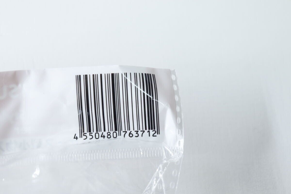 透明な袋に印刷された商品のバーコード
