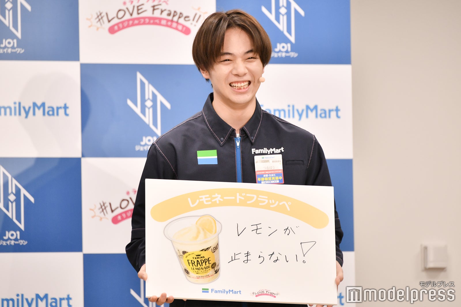 プレゼンをする鶴房汐恩（C）モデルプレス