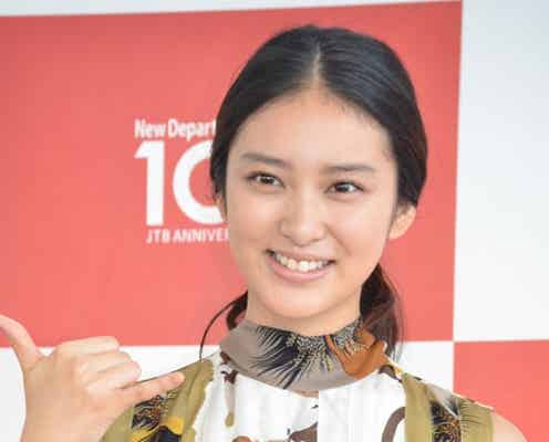 武井咲、夏らしいリゾートコーデを披露 ハワイ撮影の裏話を語る