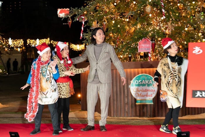 オバチャーン、間宮祥太朗(C)2024映画『ある閉ざされた雪の山荘で』製作委員会 (C)東野圭吾/講談社